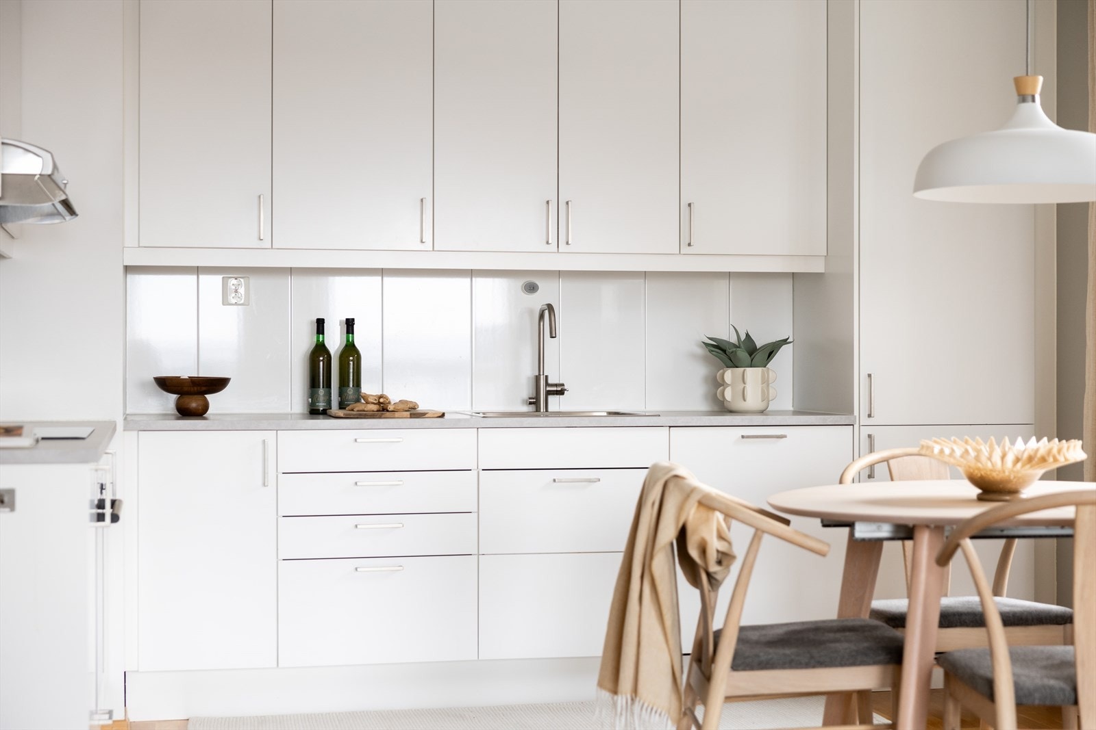 Det er god plass til spisebord ved kjøkkenet. Galleribilde