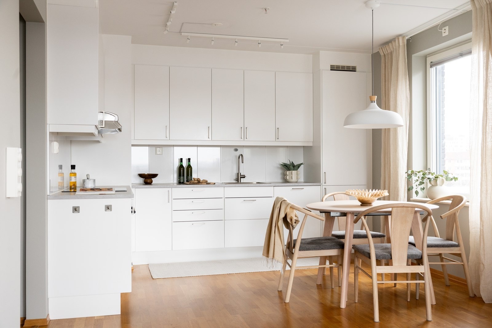 Den åpne løsningen mot stuen gir en funksjonell og moderne romfølelse. Galleribilde