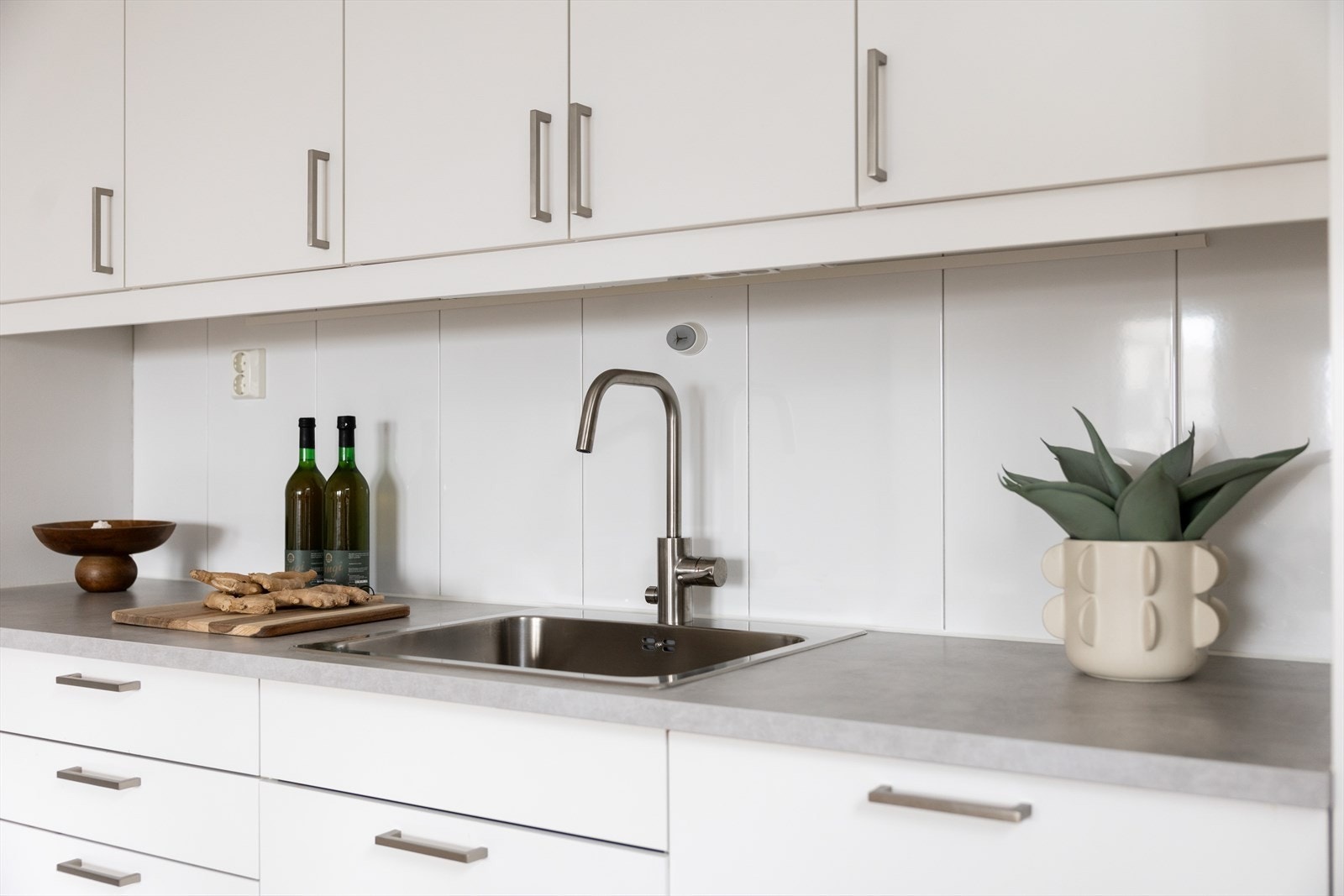 Kjøkkenet er utstyrt med integrerte hvitevarer som platetopp, stekeovn, oppvaskmaskin og kjøl-/fryseskap. Galleribilde