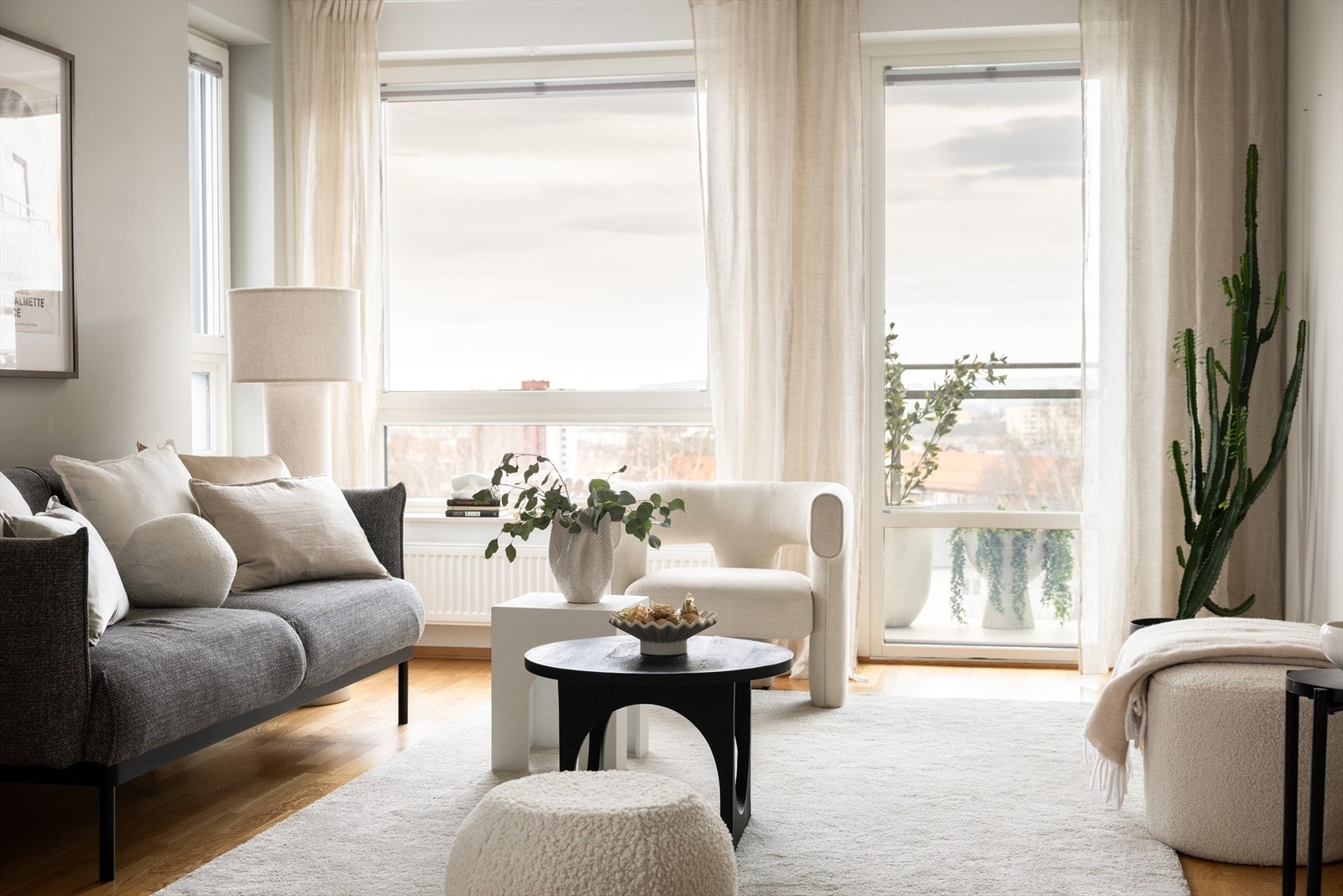 Planløsningen gir gode møbleringsmuligheter med plass til både sofagruppe, TV-møblement og spisebord med tilhørende stoler. Galleribilde