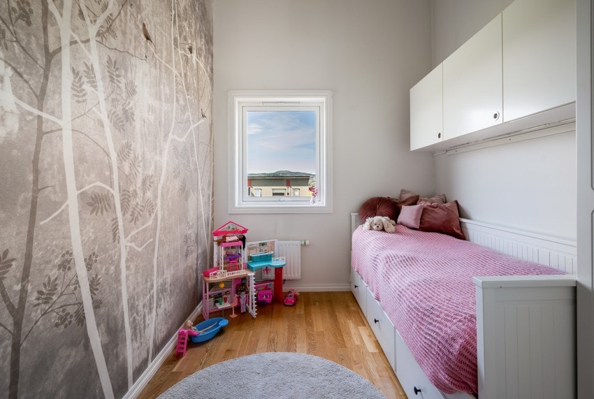 Soverom 3 er på 7 kvm, og har parkett på gulv og tapet på vegg. Rommet er det perfekte barnerommet eller garderoberom. Galleribilde