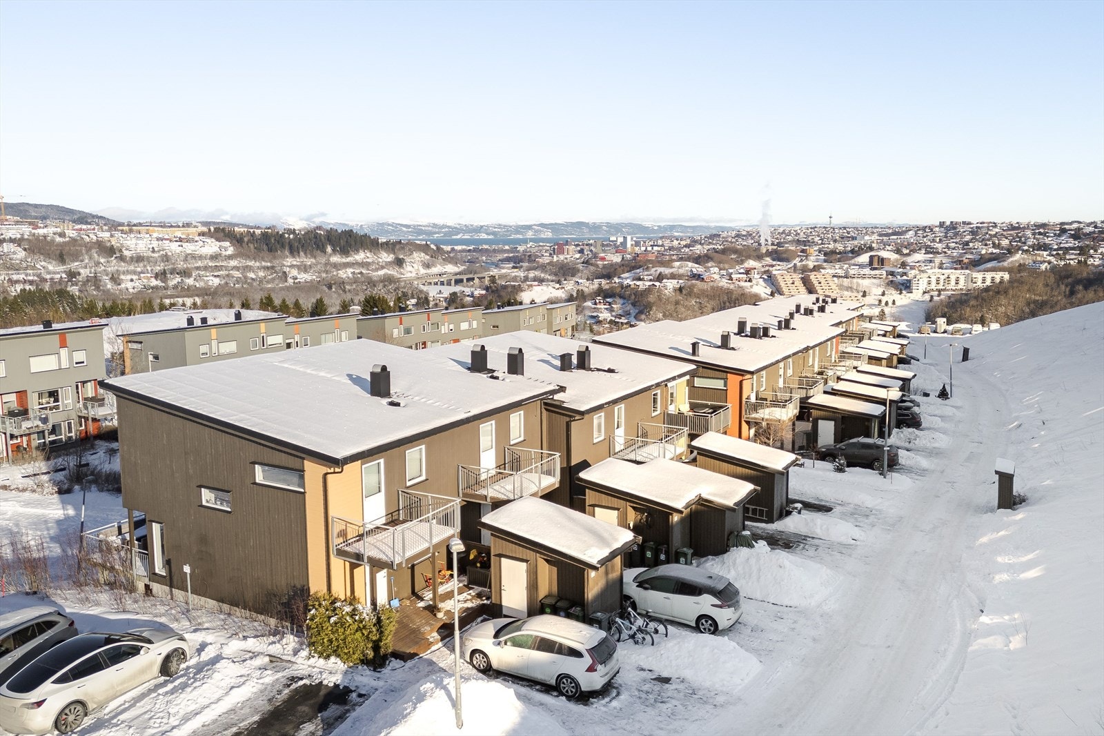 Ved inngangsdøren er det også en solfylt terrasse, hvor morgensolen kan nytes. I tillegg til egen parkeringsplass foran inngangsdøren, er det også mange gjesteparkeringsplasser i området. Galleribilde