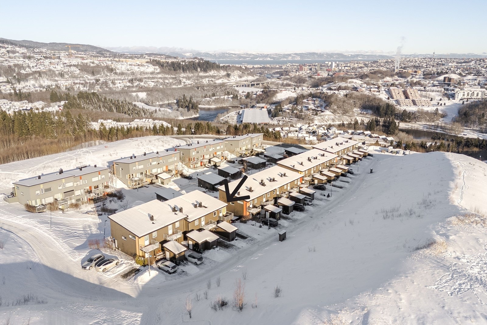 I skjermede og familievennlige omgivelser på attraktive Okstad Park, ligger denne lekre og moderne 4-roms endeleiligheten. Galleribilde
