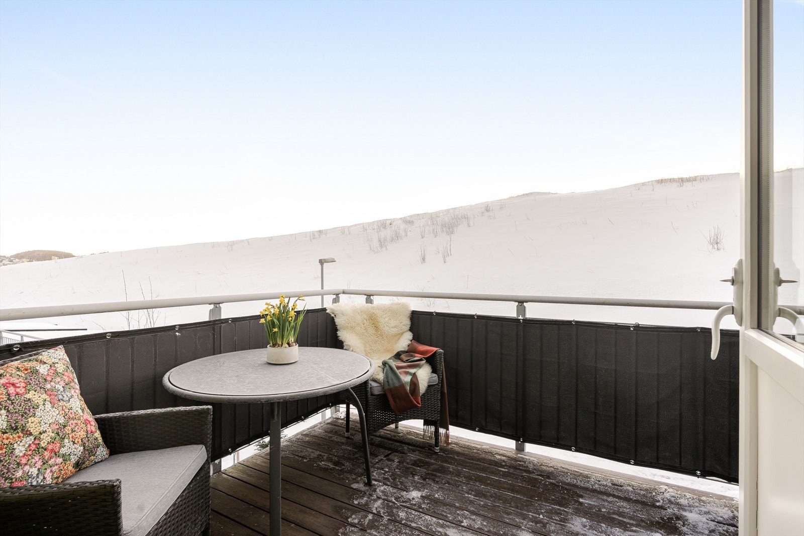 Balkongen vender mot sørøst. Her har man morgen- og formiddagssolen. Balkongen vender mot friområder/grøntareal, noe som gjør at varme sommerdager kan nytes i usjenerte omgivelser. Galleribilde