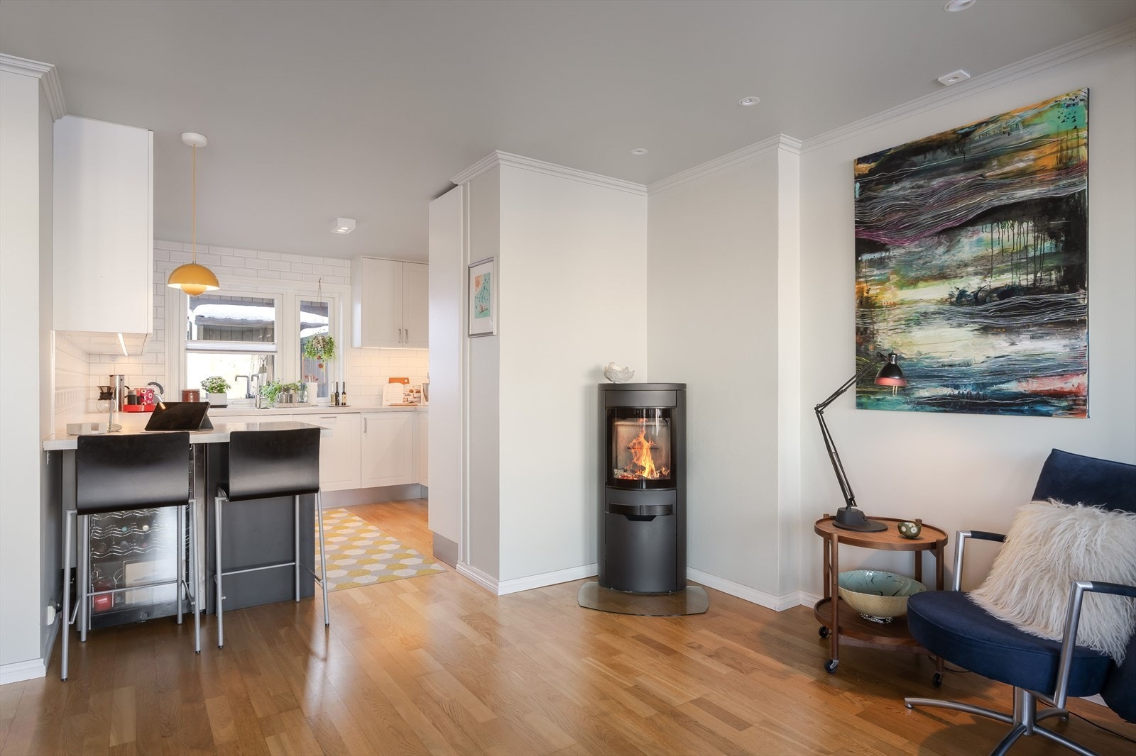 Den praktisk barløsningen gir et fint skille mellom kjøkkenet og stuen. Galleribilde