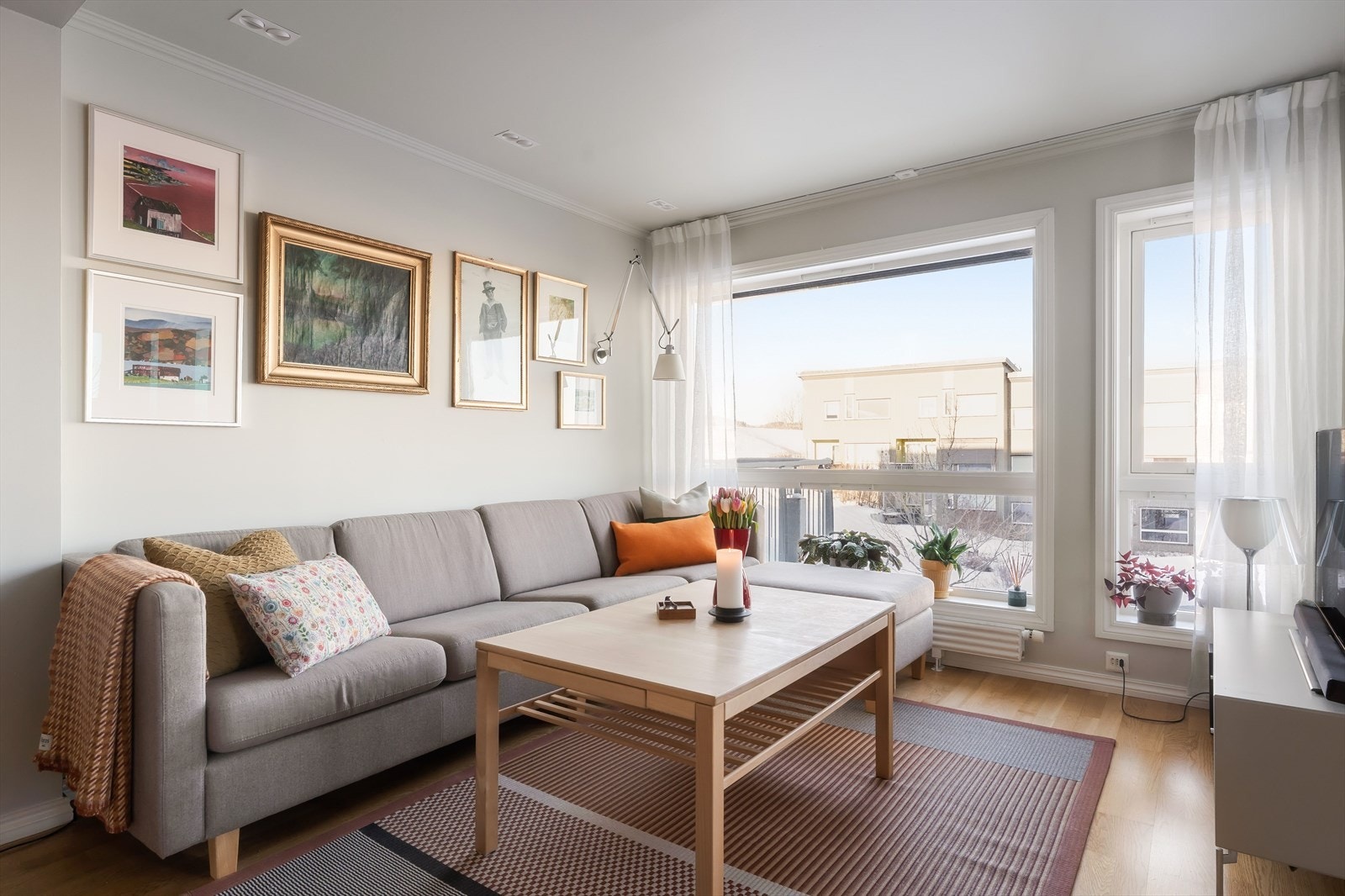 Legg merke til de store vindusflatene i rommet, som bidrar til et fantastisk innlys i rommet. Galleribilde