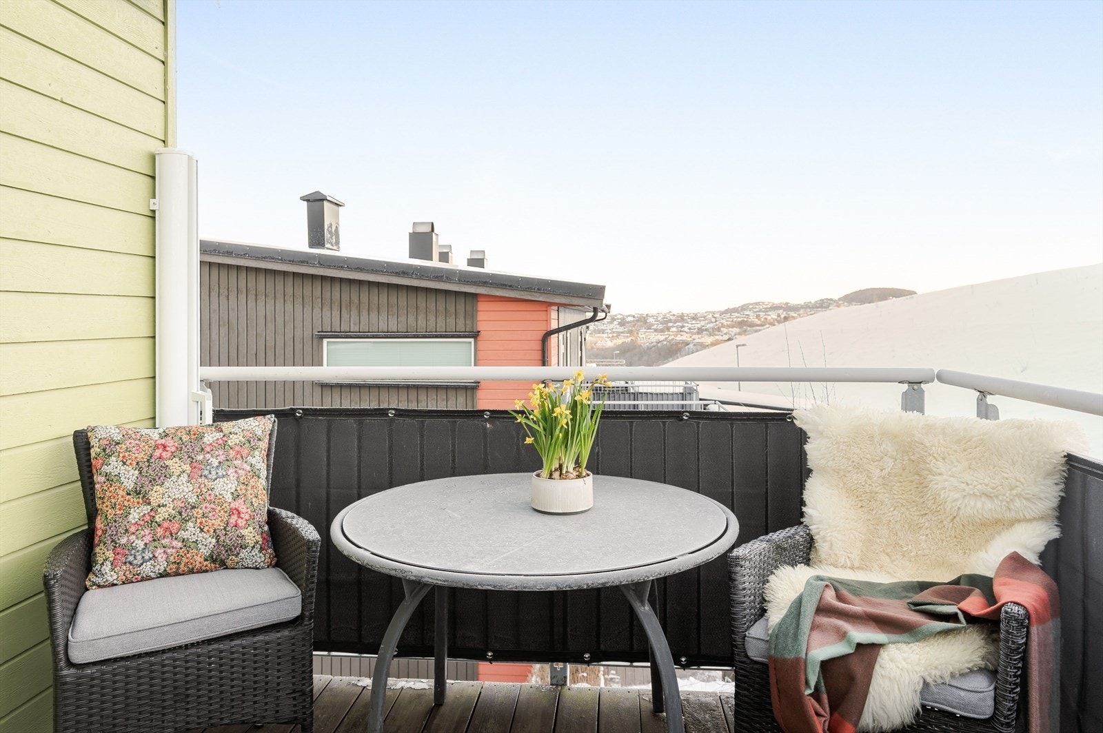 Balkongen har plass til en hyggelig sittegruppe og her er det også utsikt! Galleribilde