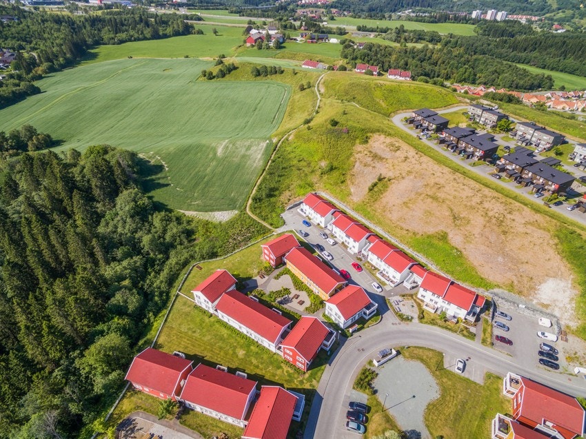 I familievennlige og rolige omgivelser ligger denne flotte leiligheten. Nærområdet passer perfekt for barnefamilier som har et ønske om en enkel og trygg hverdag med korte avstander til det aller meste. Området ligger i landlige og usjenerte omgivelser. Galleribilde