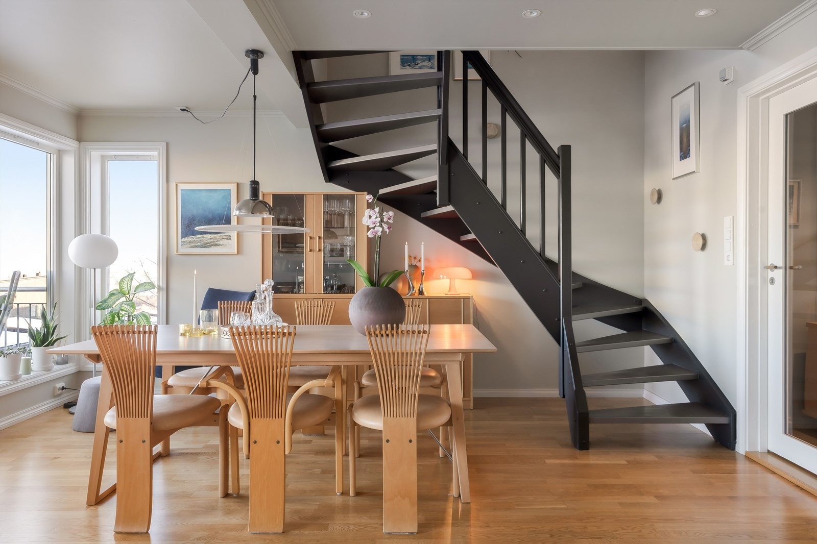 Det er god plass rundt spisebordet for å samle familie og venner. Galleribilde