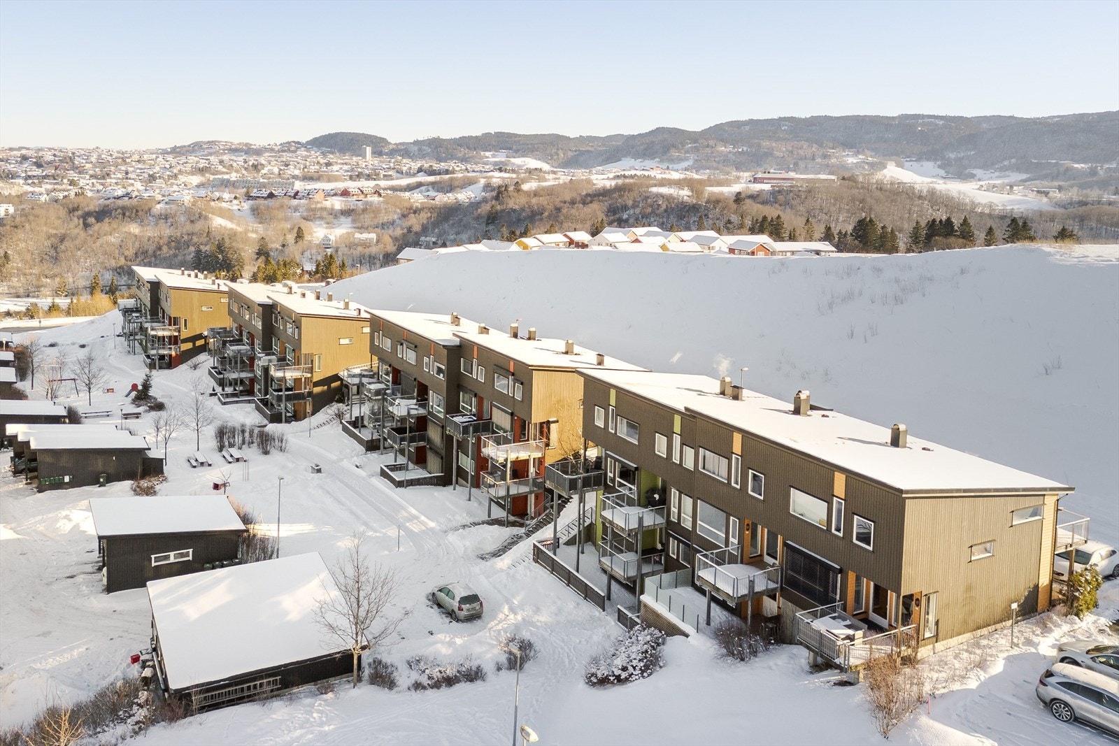 Beliggenheten i boligfeltet kan anses som en av de bedre, helt innerst i feltet i usjenerte omgivelser. Galleribilde