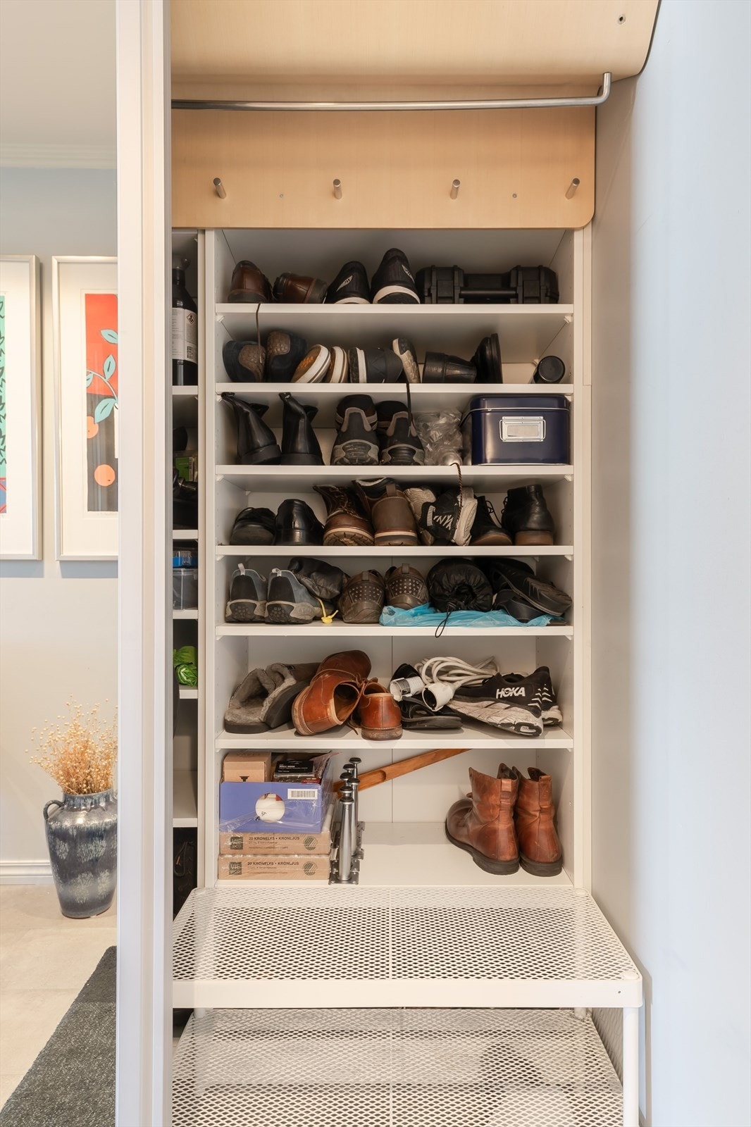 Det er for øvrig god plass for diverse oppbevaring i skyvedørsgarderoben. Galleribilde