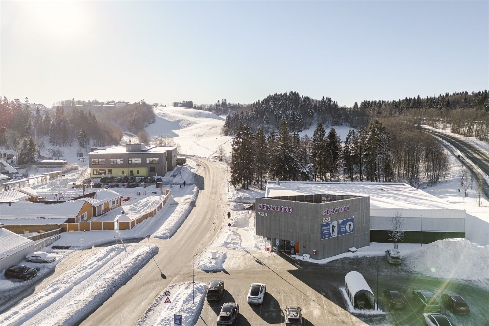 Okstad barneskole ligger med gangavstand fra boligen. Kroppanmarka barnehage ligger også rett ved Okstad skole og Rema 1000. Galleribilde