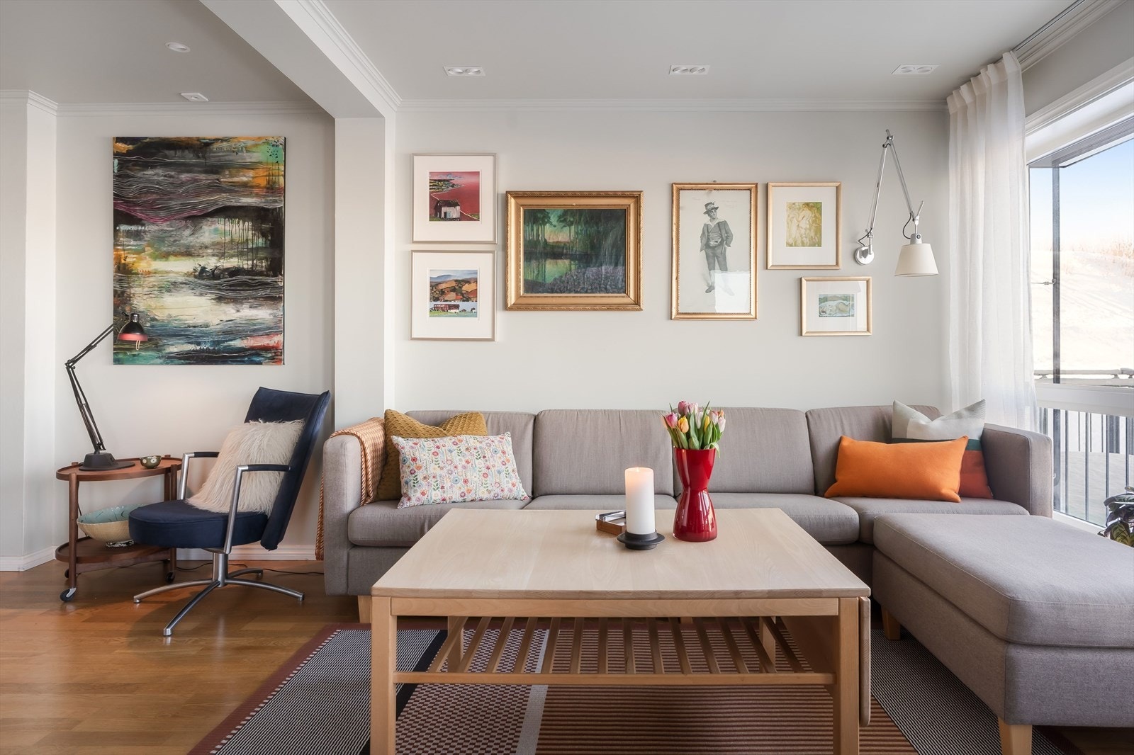 Det er fjernvarme i hele leiligheten. Det er montert utvendig persienne på vinduet i stue. Galleribilde