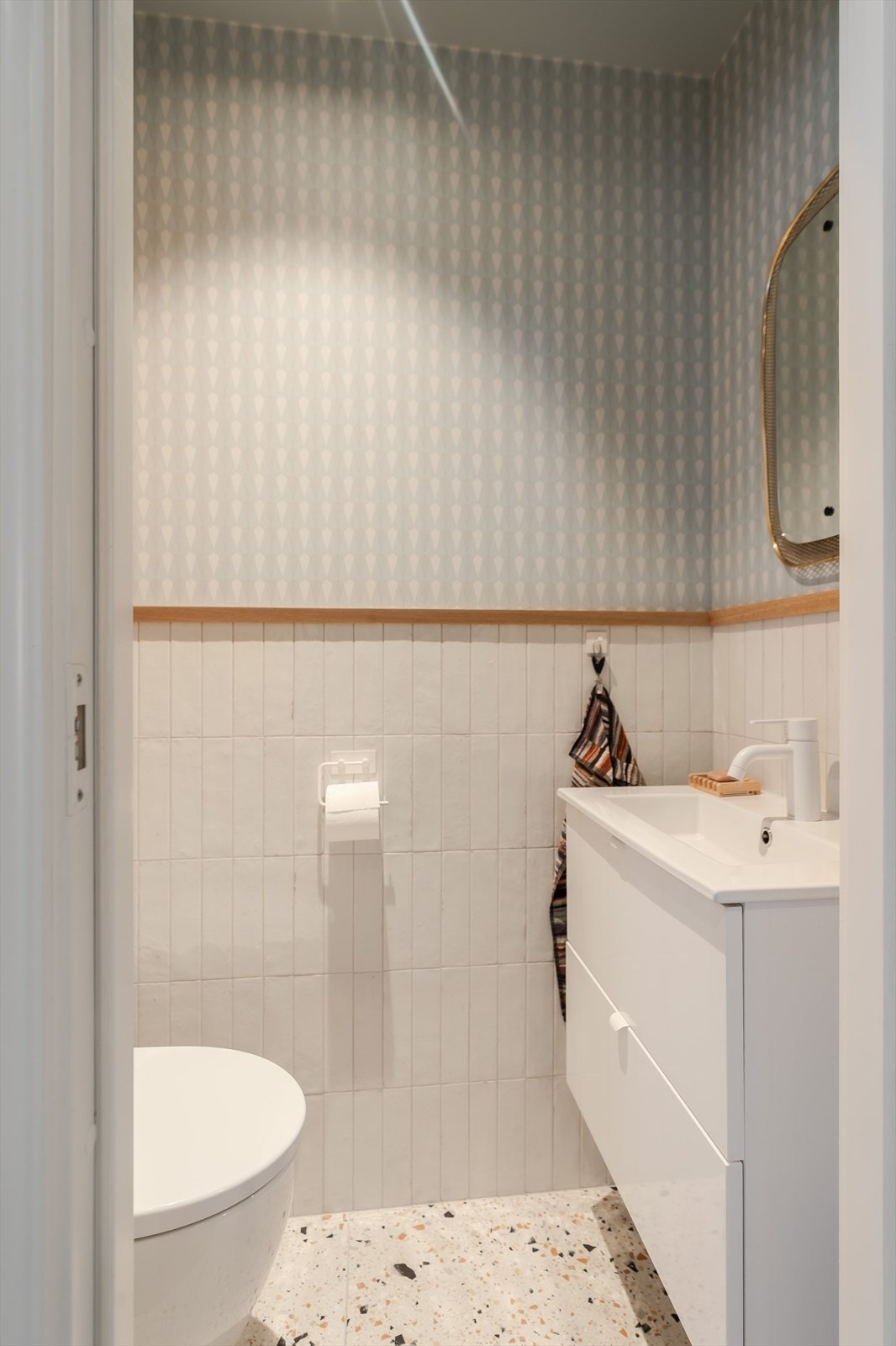 I tilknytning til entré ligger et praktisk nyoppuset toalettrom. Galleribilde