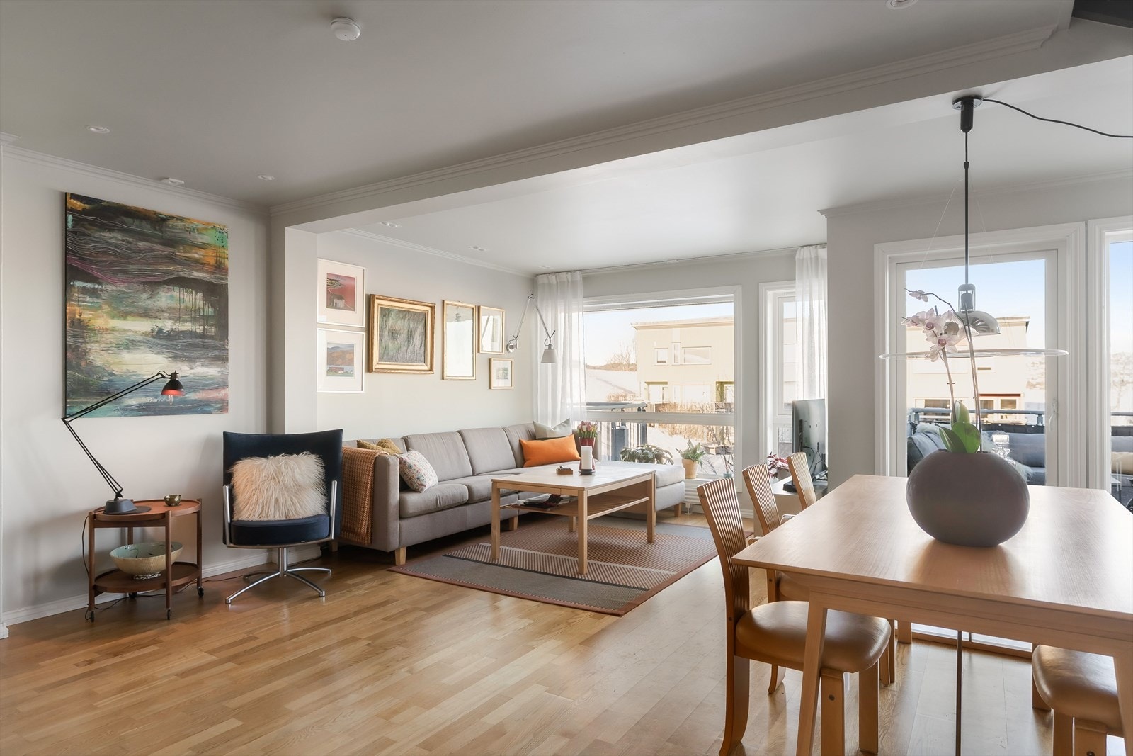 Stuen har god plass til sofa, spisegruppe, godstoler og øvrig møblement. Galleribilde