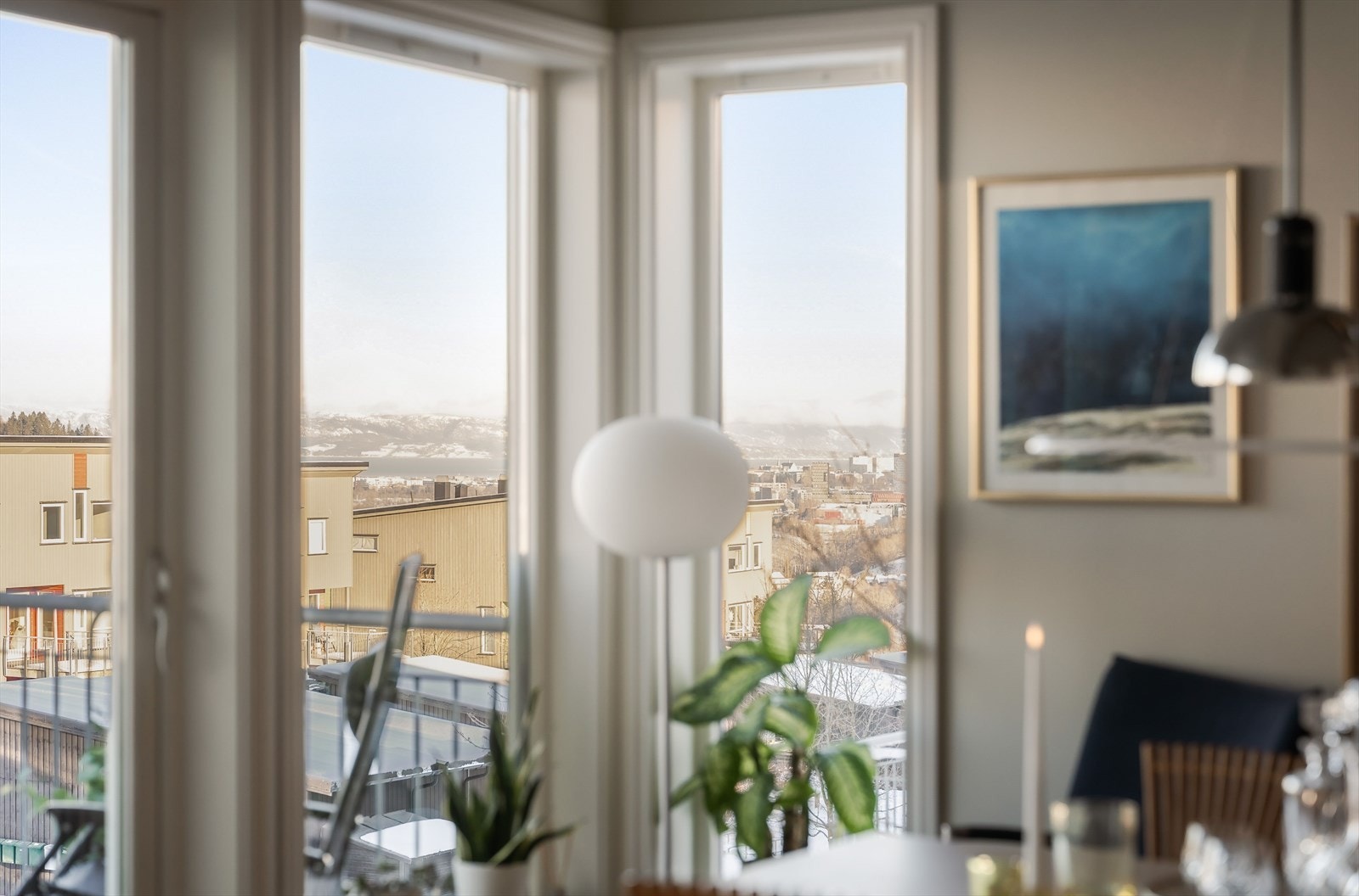 Endebeliggenheten bidrar også til ekstra vinduer, hvor den formidable utsikten mot byen kan nytes rett fra stuen. Galleribilde