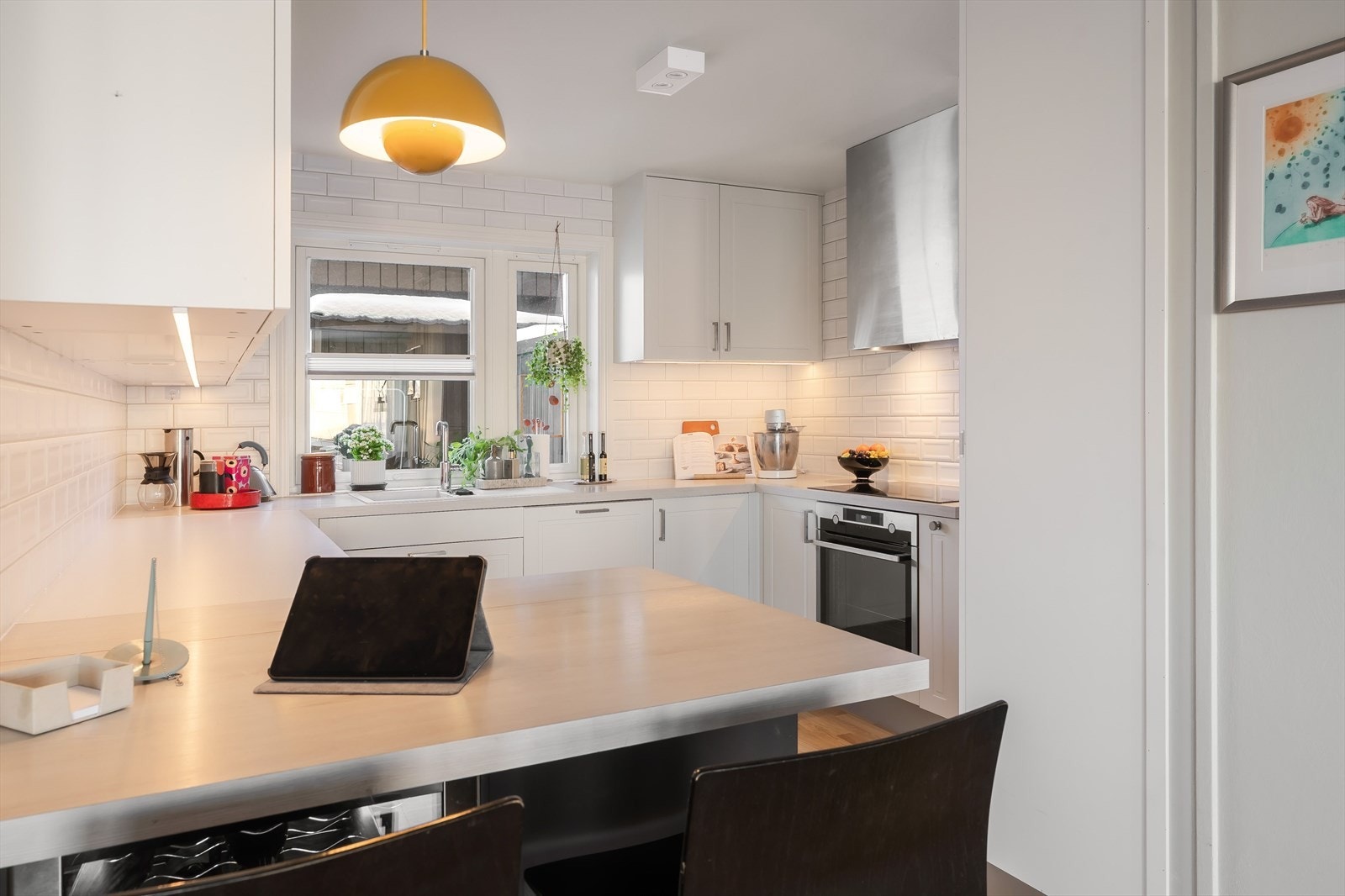 Frontene er lyse og profilerte med flotte hvite fliser over de lyse og romslige benkeplatene. Galleribilde