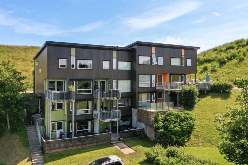 Leiligheten er en del av Sameiet Okstad Park Hus 5 som består av 6 boligseksjoner. Sameiet har pliktig medlemskap i Okstad Østre Velforening, som består av sameiene Okstad Park hus 1-8. Galleribilde