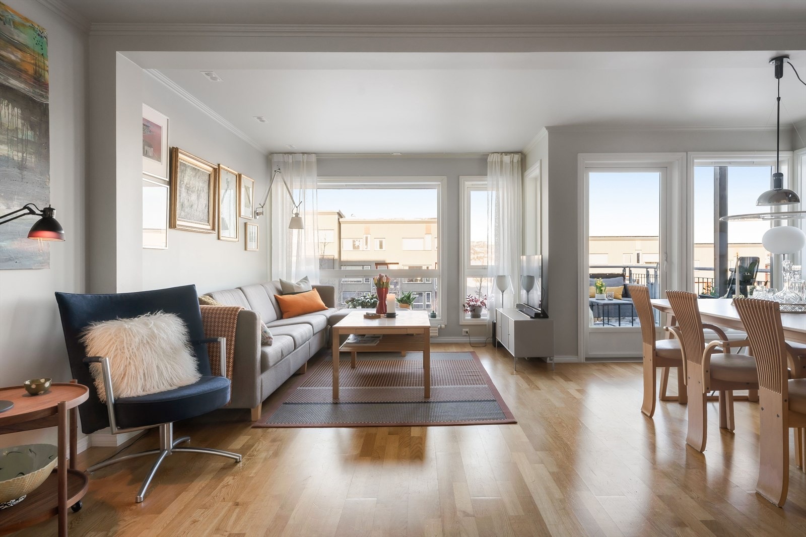 Stuen er malt i lyse moderne farger på både vegger og himlinger, noe som bidrar til å skape en behagelig romfølelse. Galleribilde