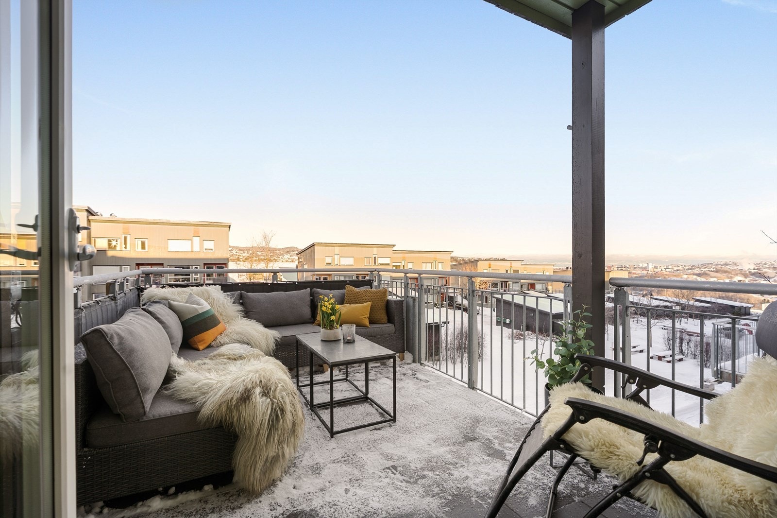 Fra stuen leder døren ut til balkongen. Balkongen på ca. 10 kvm. vender mot vest, og byr dermed på sol fra midt på dagen til den går ned over Fosen alpene. Galleribilde