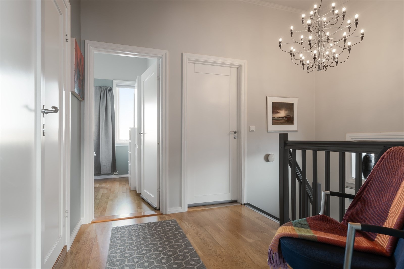 I boligens 2.etasje hvor vi finner tre soverom, baderom og innvendig bod. Her er det svært god takhøyde, som i kombinasjon med vinduer på endeveggen bidrar til utmerket romfølelse. Galleribilde