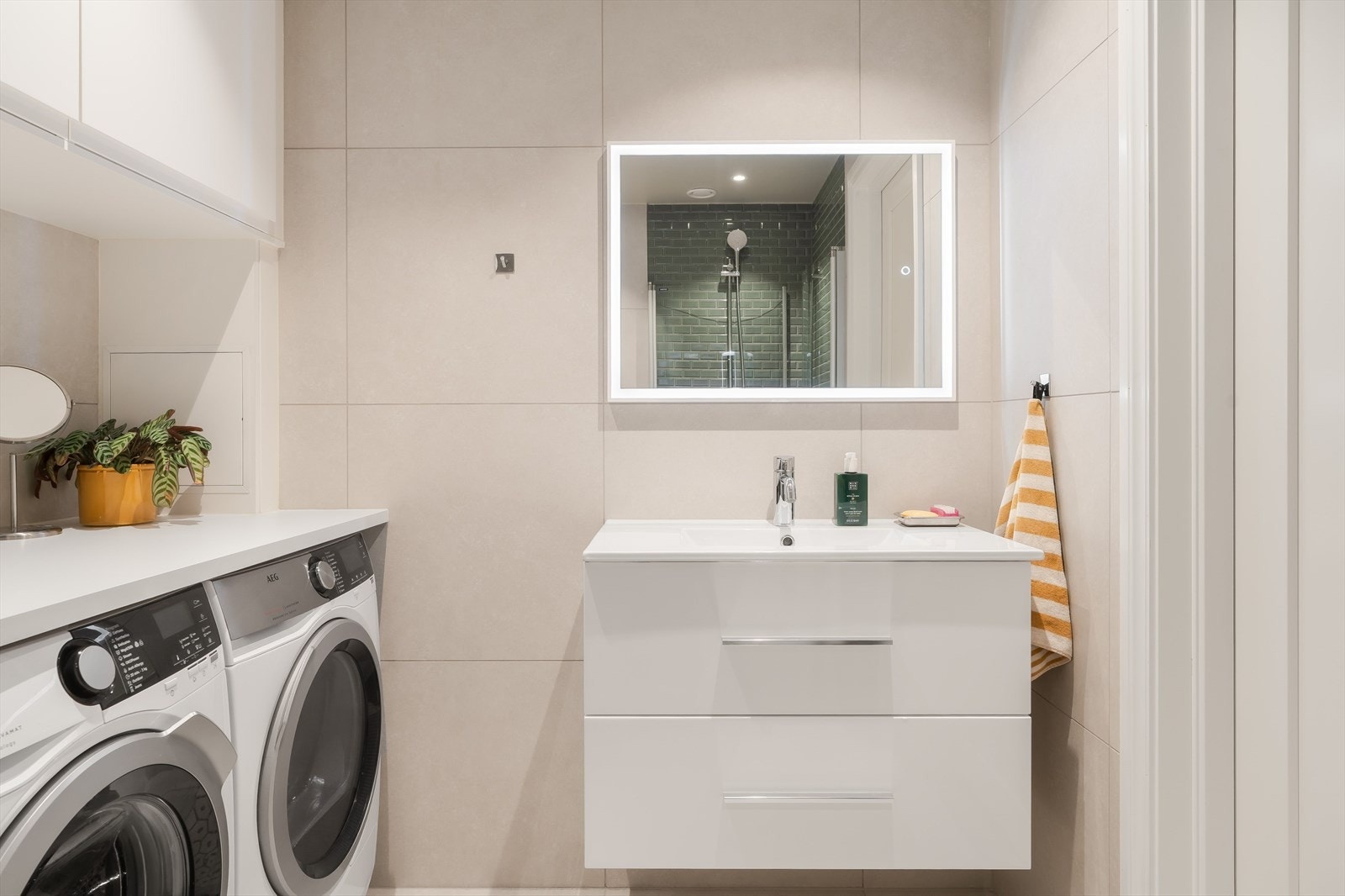 Delikat baderom som ble pusset opp i 2024, med lyse delikate fliser på vegg og gulv med behagelig varme. Galleribilde