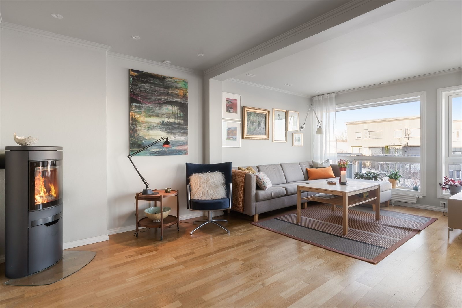 Stue og kjøkkenet er innredet i en herlig åpen løsning, på totalt 41 kvm. Galleribilde