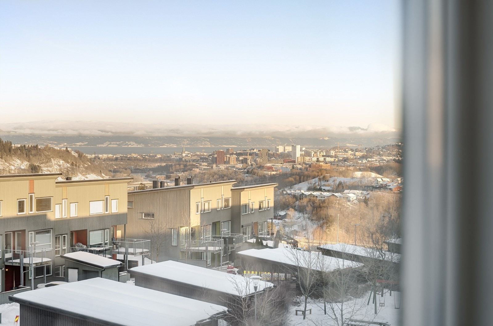 Fantastisk utsikt utover Trondheim, Trondheimsfjorden og spiret til Nidarosdomen. Galleribilde