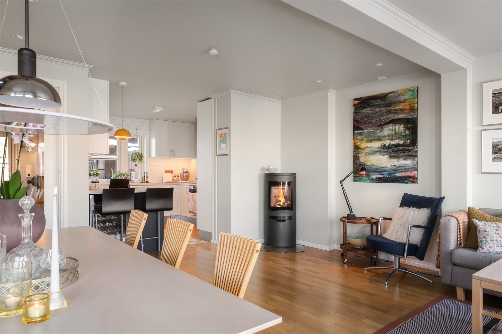 Boligen har et gjennomgående moderne uttrykk med tidsriktige fargevalg, parkett på gulv, downlights i himlinger og profilerte lister. Galleribilde