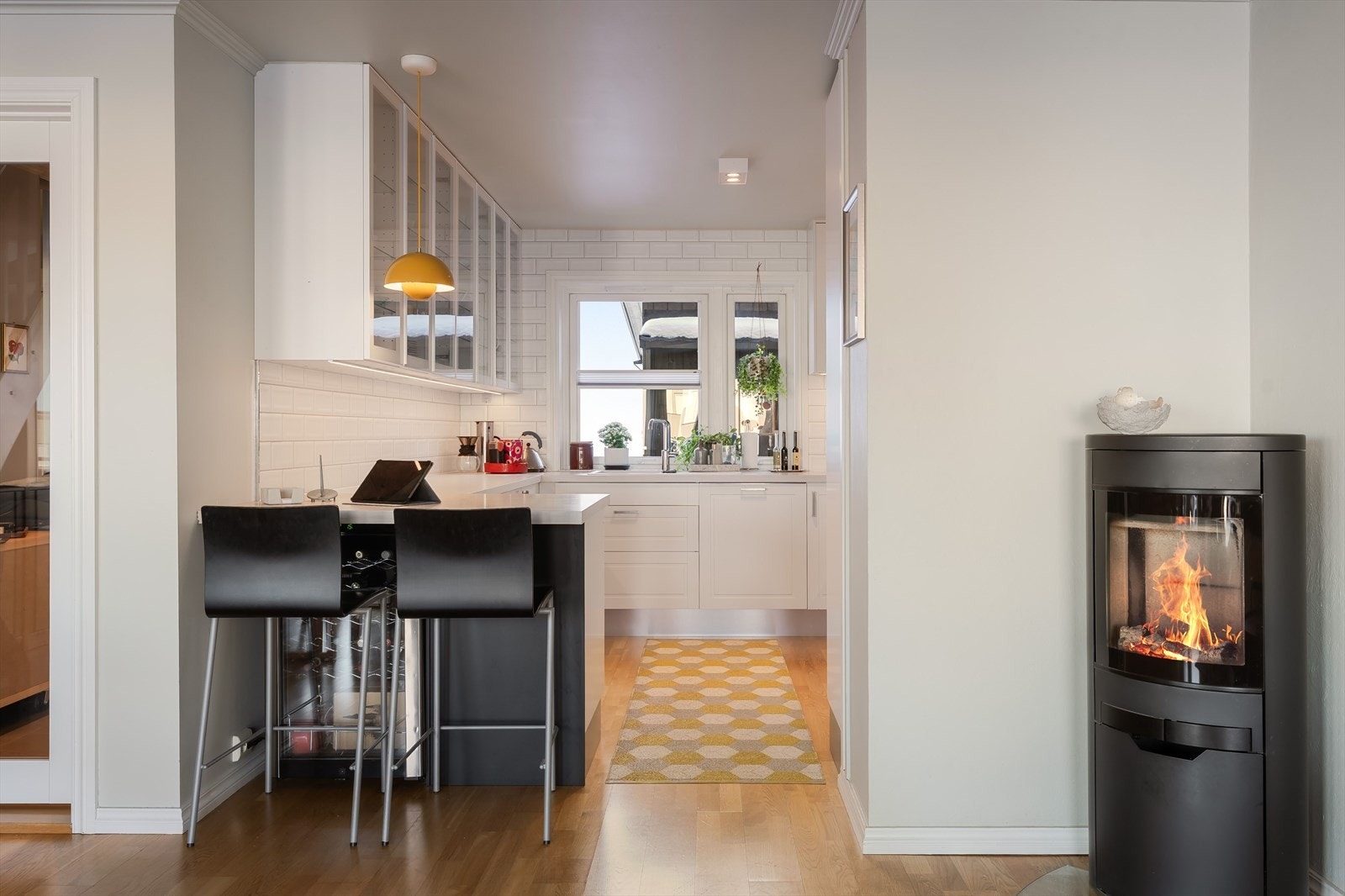 Kjøkkenet ligger tilbaketrukket i rommet og har en stilren innredning fra kvalitetsmerket Sigdal. Galleribilde