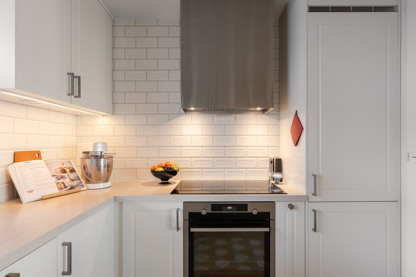 Det er integrerte hvitevarer som oppvaskmaskin, stekeovn, platetopp, kjøleskap samt en ny ventilator. Galleribilde