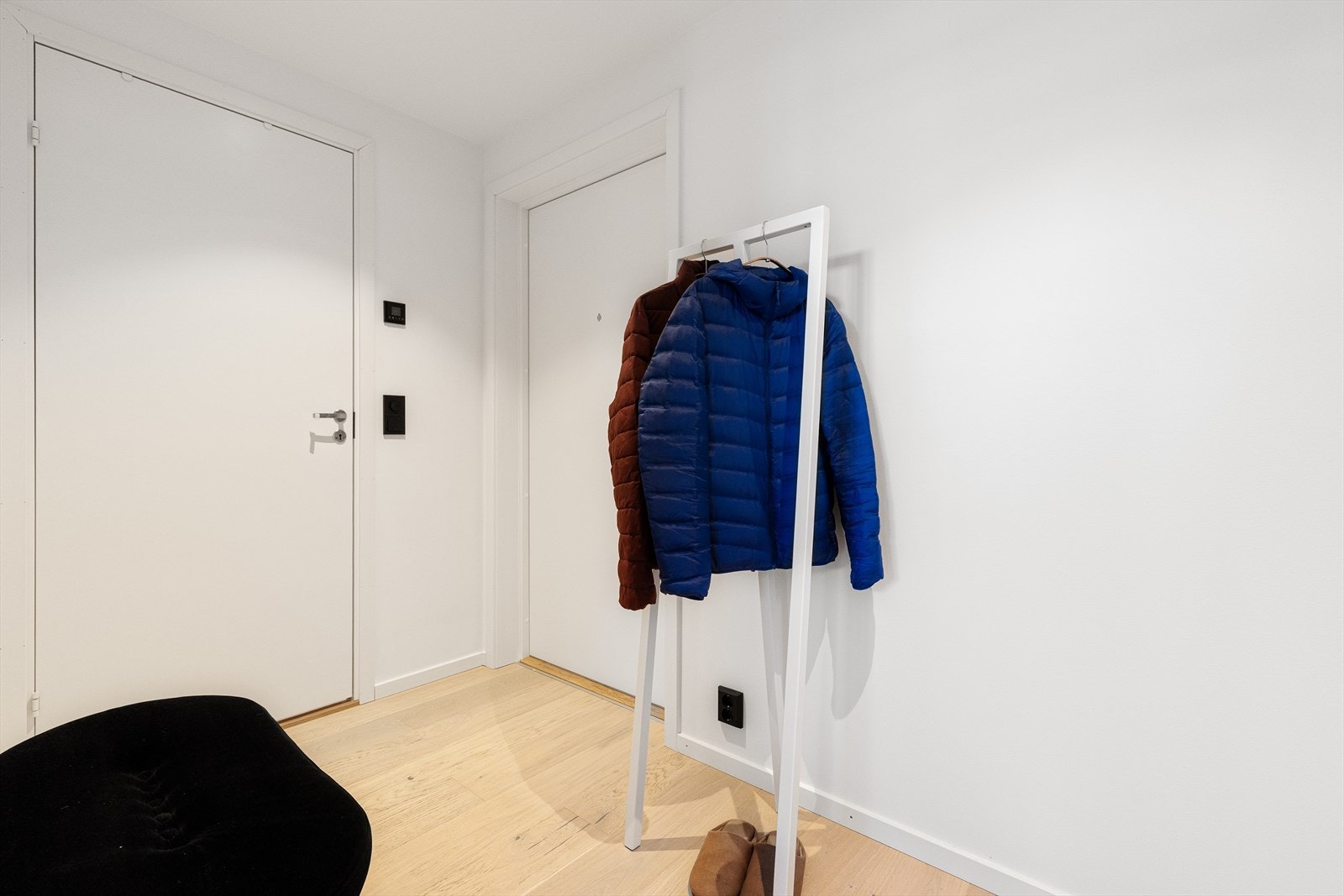 Entré med 1-stavs parkett og lysmalte veggflater. Fra leiligheten er det heis ned til felles inngangsparti, samt kjeller hvor leiligheten disponerer en kjellerbod på ca. fem kvm Galleribilde