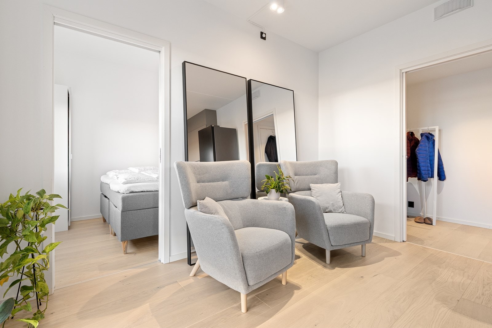 Leiligheten har balansert ventilasjon, og varmes opp med radiator i stue/kjøkken. Disse er tilknyttet felles varmeanlegg som også sørger for varmt tappevann Galleribilde