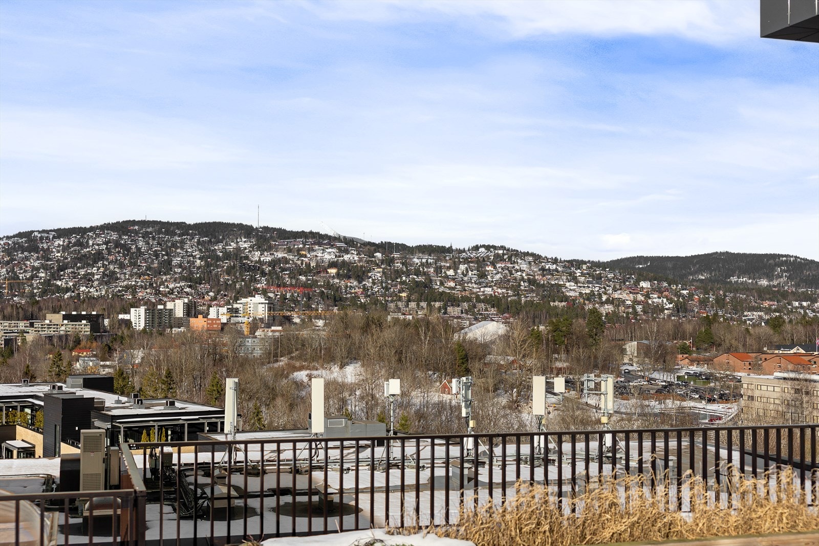 Takterrassen har meget gode solforhold og flott langstrakt utsikt mot Holmenkollen, og over Oslo by og fjord Galleribilde
