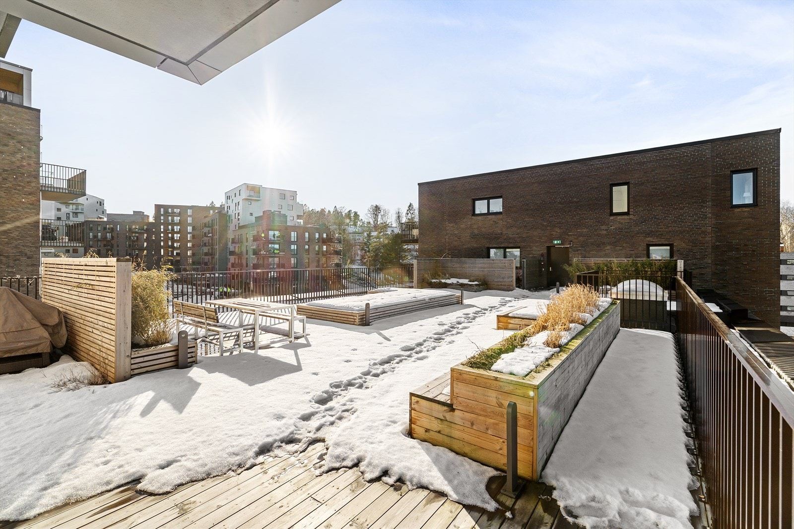 Som et ekstra kvalitetsløft disponerer bygget også en felles takterrasse som er enkelt tilgjengelig via trapp og heis Galleribilde