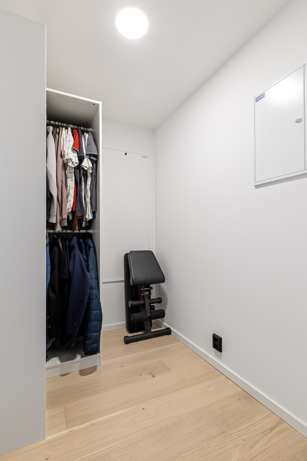 Fra entreen er det adkomst til en praktisk bod med god plass til oppbevaring, garderobe, rengjøringsutstyr og sesonglagring Galleribilde