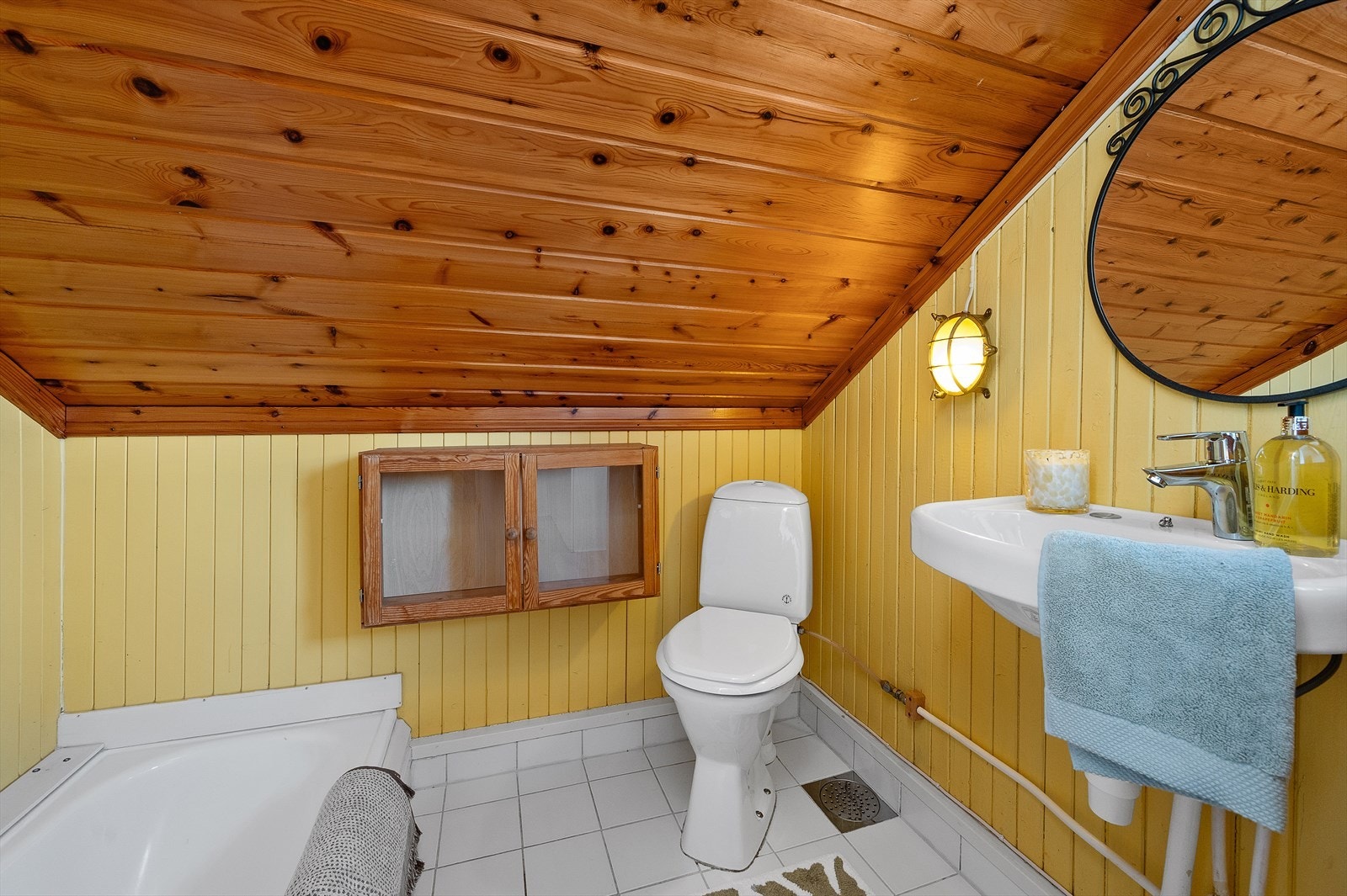 Det er foretatt hulltaking til begge badene og takstmann har vurdert tilliggende konstruksjon for begge rom til TG0. Galleribilde