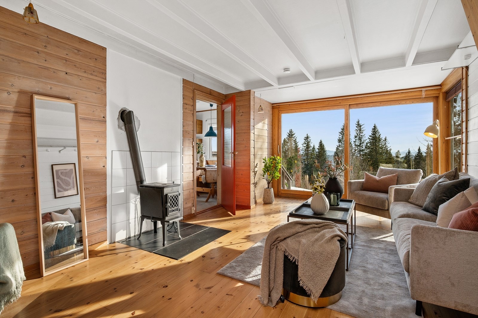 Huset går over to plan med stue, kjøkken, to bad og loft. Galleribilde