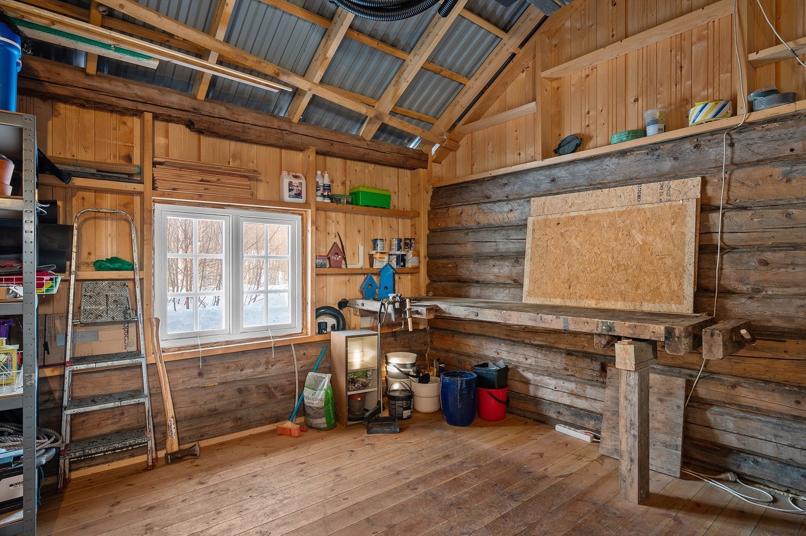 På eiendommen står det to uthust med et totalt areal på 36 m². Galleribilde