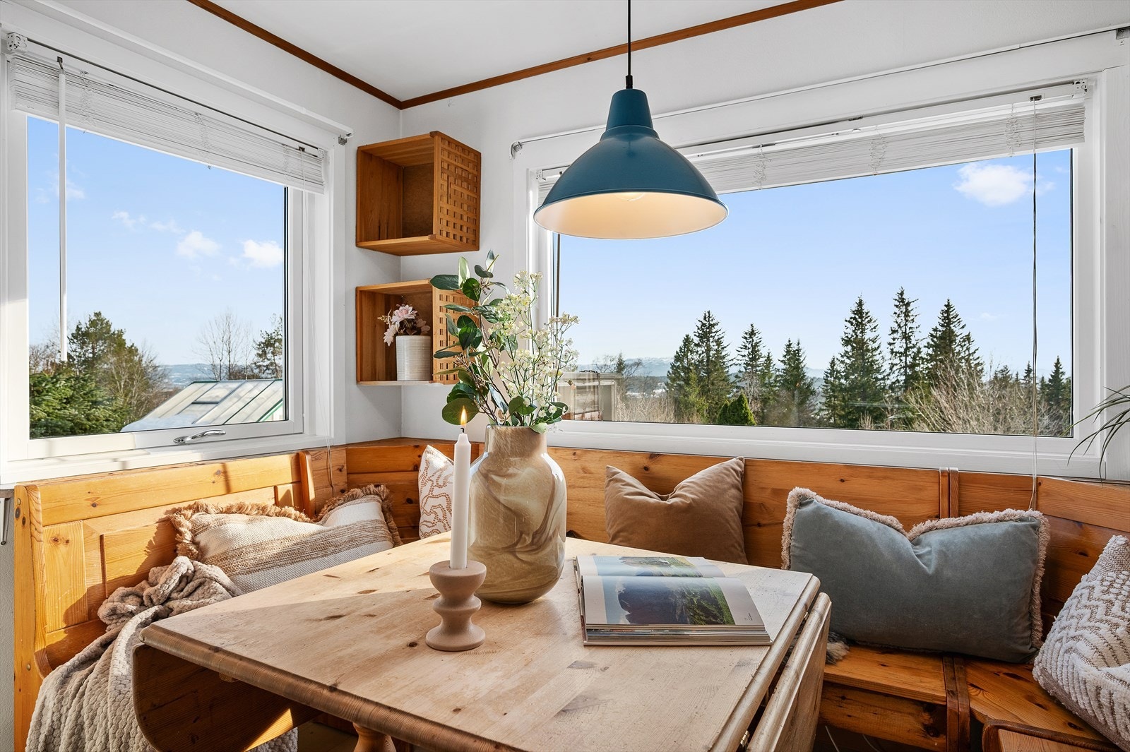 Beliggenheten byr på vakker utsikt, og sol fra 07 til 21 sommerstid, opplyser selger. Galleribilde