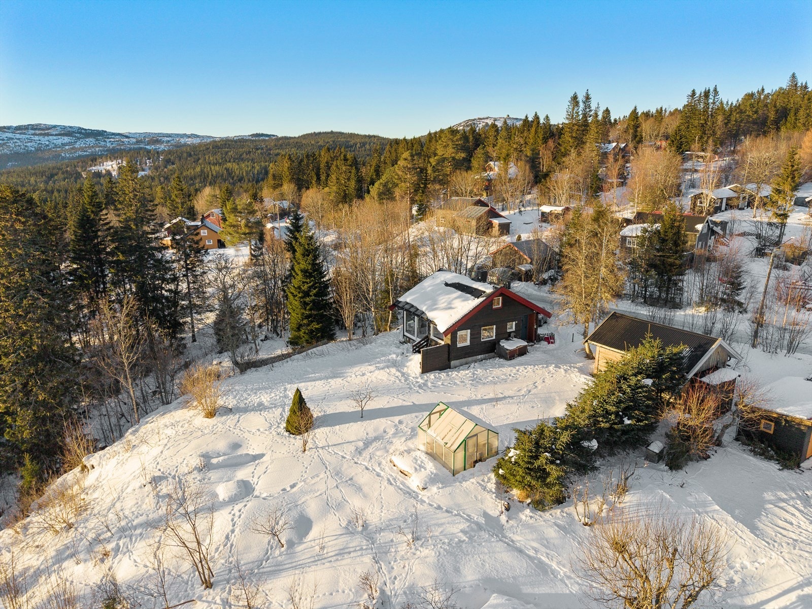 På eiendommen er det en enebolig og to frittstående uthust/boder. Galleribilde