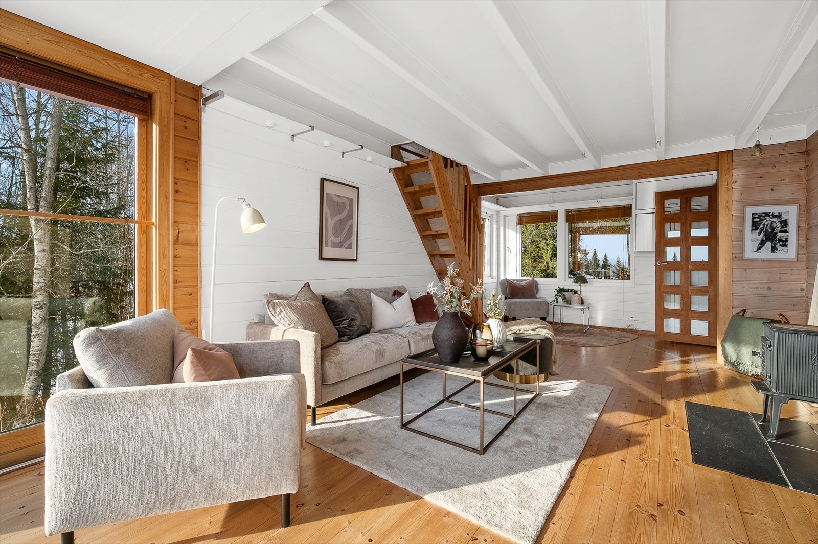 Stuen har et areal på ca. 27 m² med god plass til ønsket møblering. Galleribilde