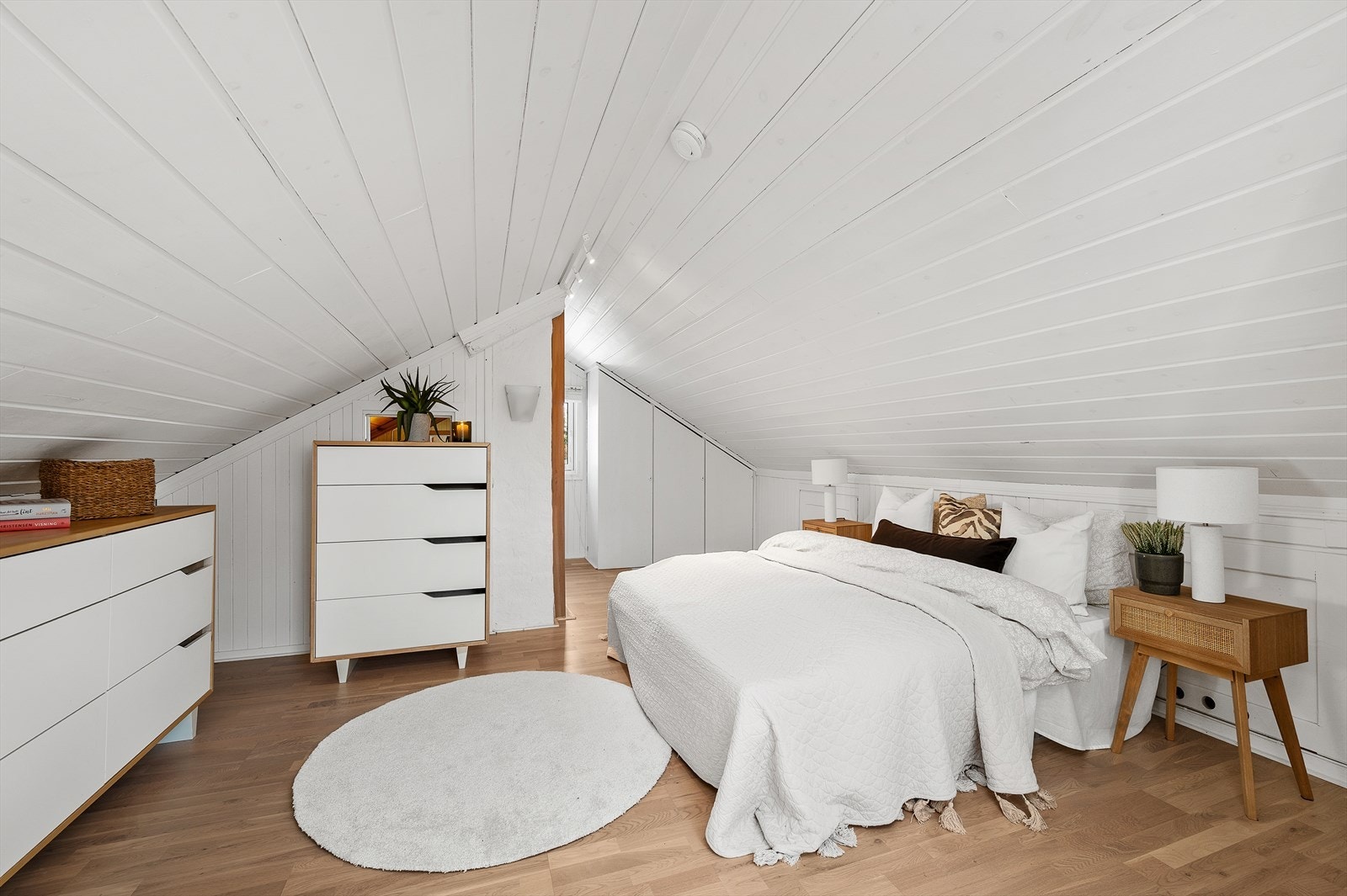 Loftet har et gulvareal på ca. 27 m² og består av et rom benyttet som soverom, og et bad. Galleribilde