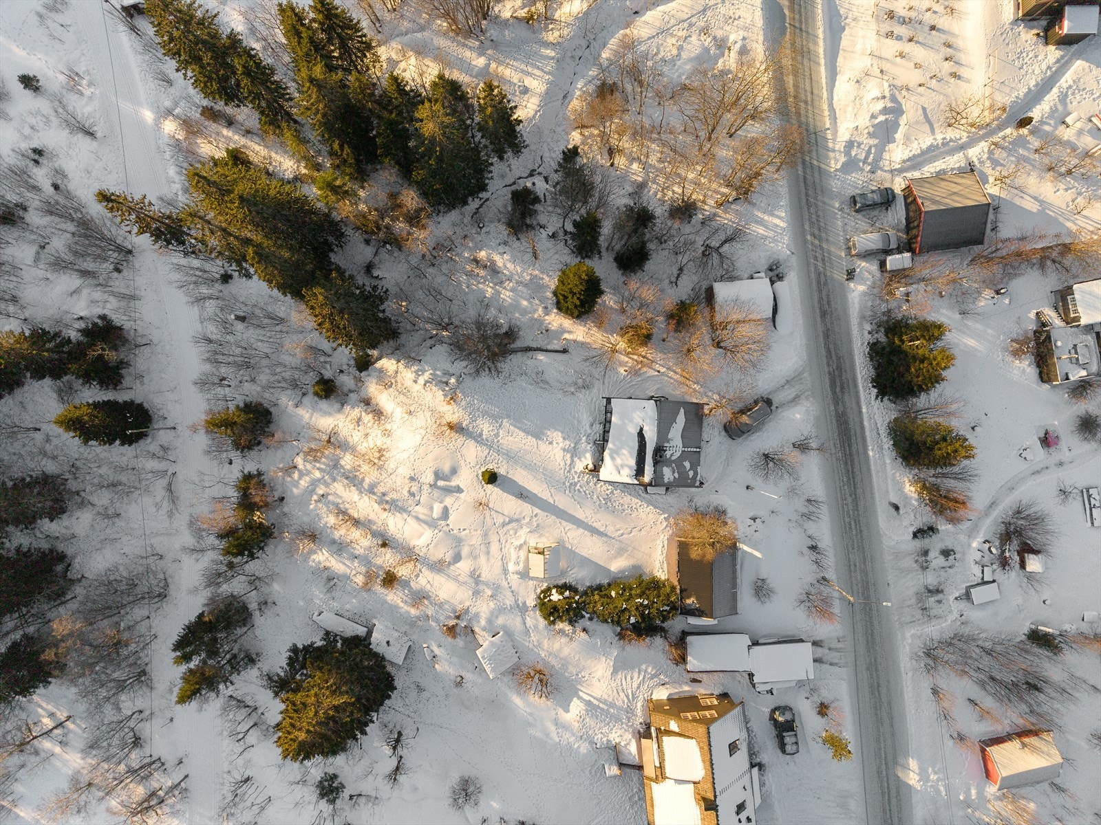 Tomten, som er i overkant av 1 500 m² åpner for spennende muligheter innenfor begrensningene satt av reguleringsplanen. Galleribilde