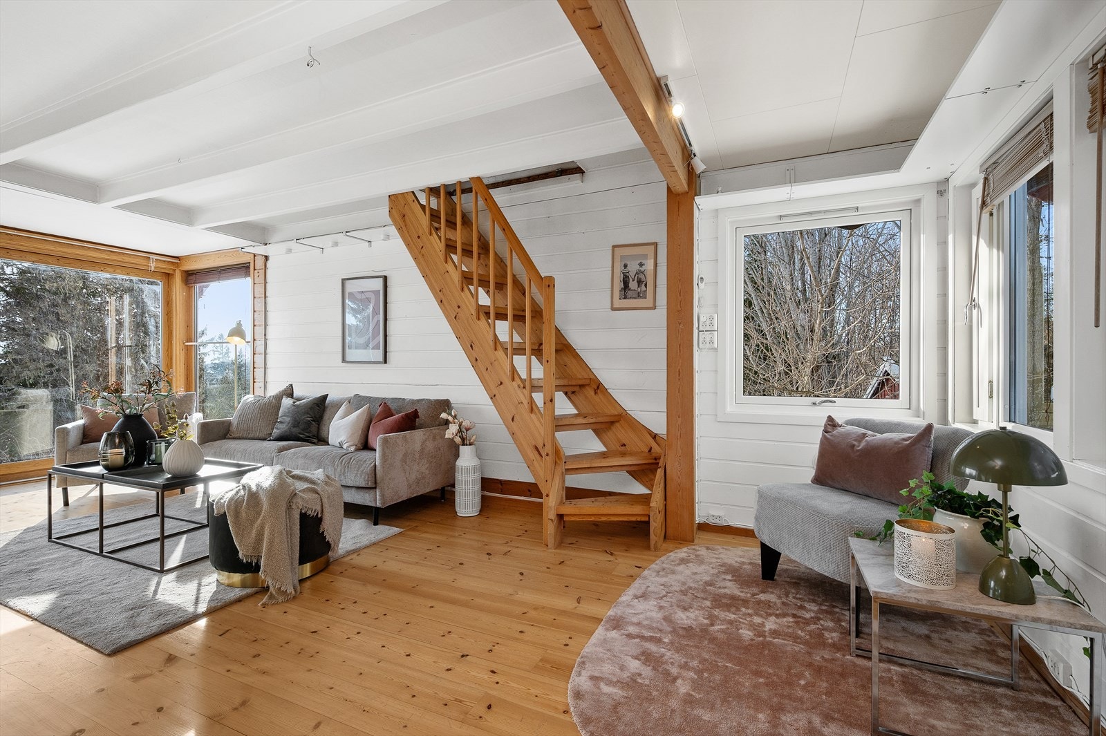 På stuen er det satt inn store skyvedører med glass fra tak til gulv, som gir adkomst direkte ut i den store hagen. Galleribilde