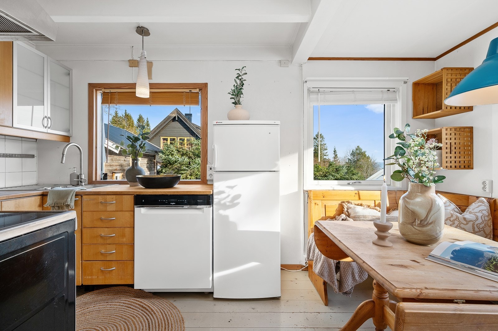 Boligen har gjennomgått en del oppgraderinger i nyere tid med blant annet ny vedovn i 2019 og nye vindskier og takrenner/nedløp i 2025. Galleribilde