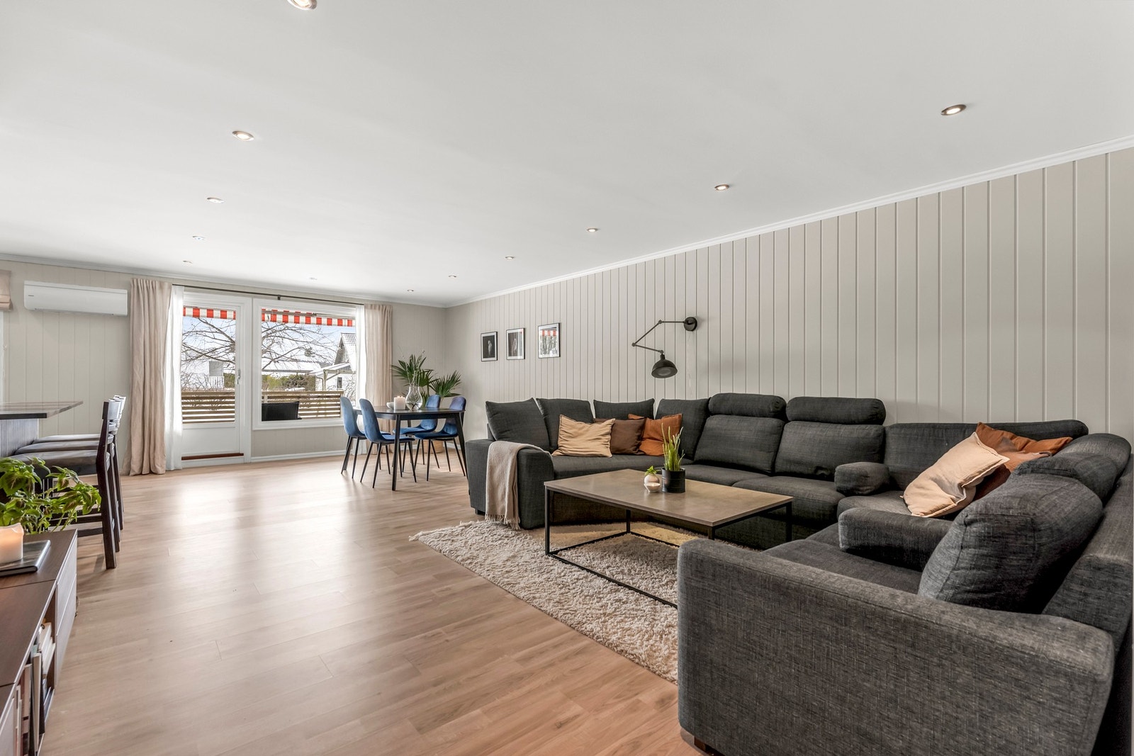 Lys og romslig stue med utgang til solrik terrasse med trapp ned til felles hage. Galleribilde