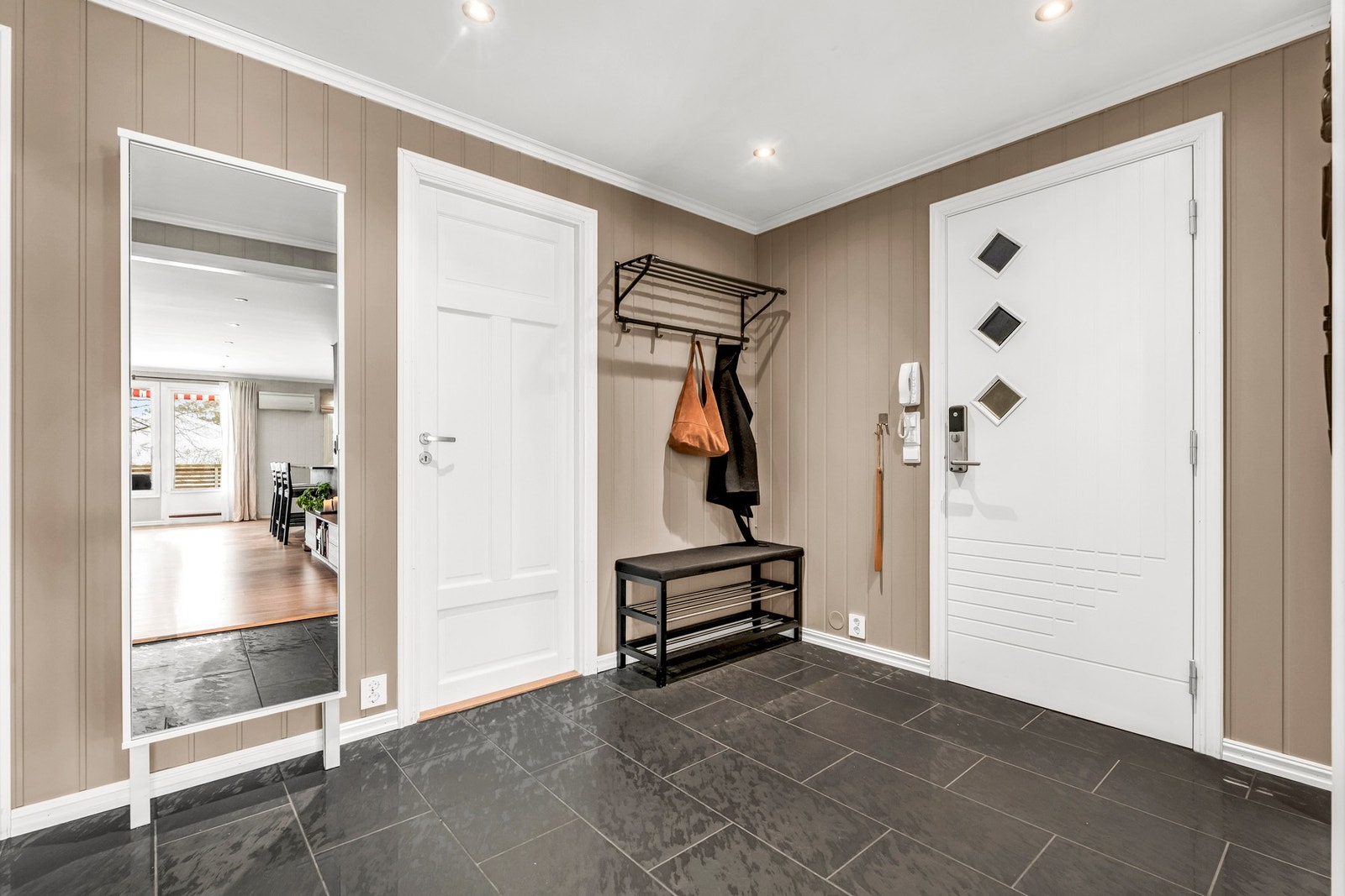 Romslig entré/gang med varmekabler. Galleribilde