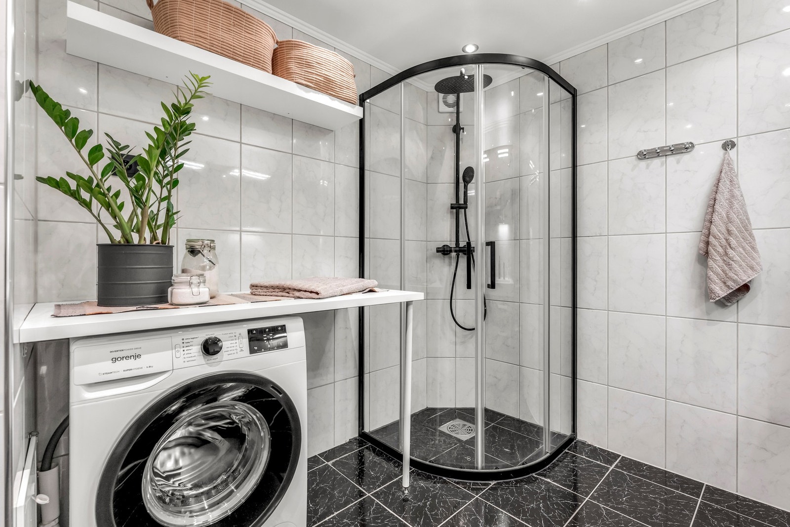 Badet har varmekabler i gulvet, dusjhjørne og plass til vaskemaskin. Galleribilde