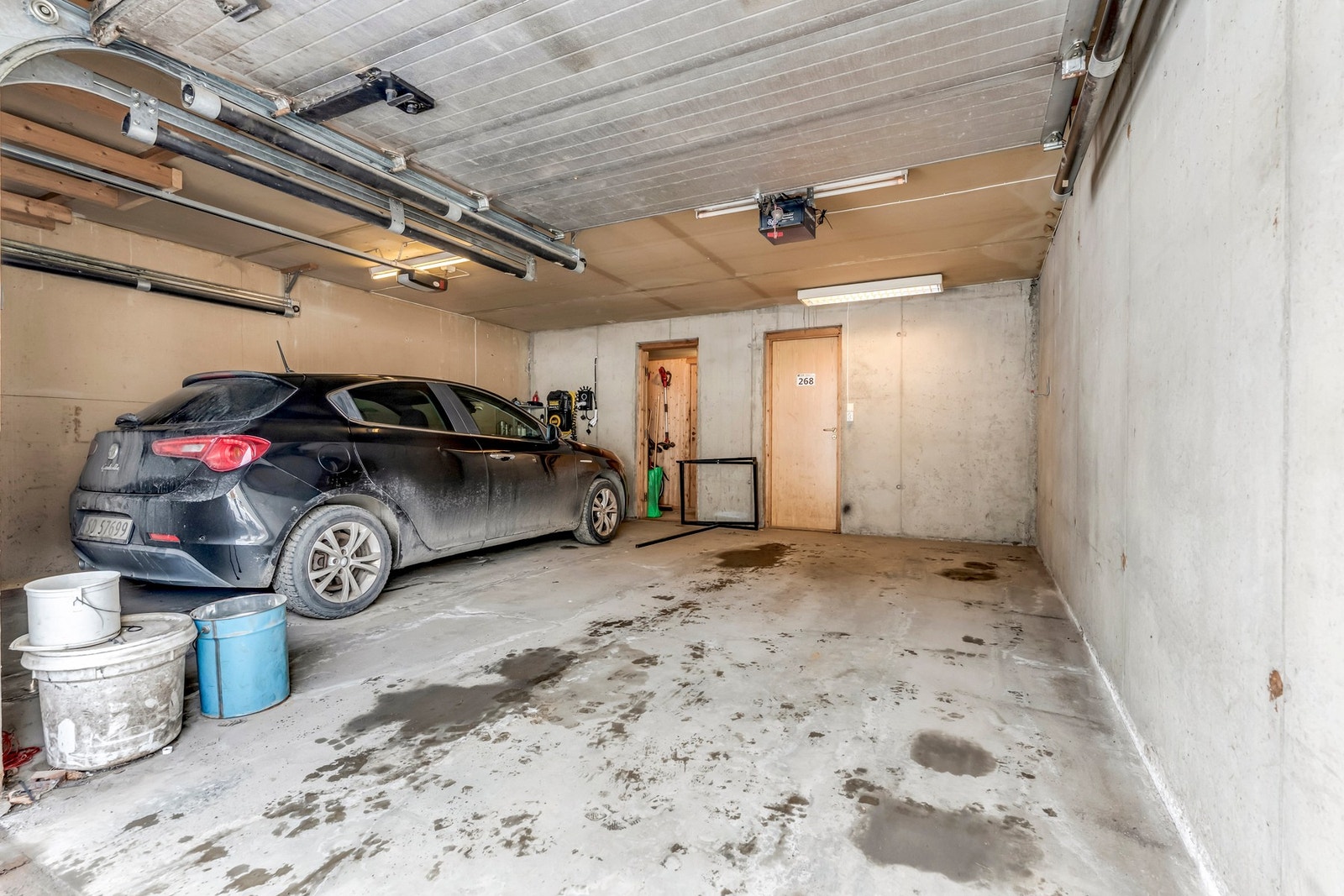 Romslig garasje med plass til en bil i underetasjen. Galleribilde